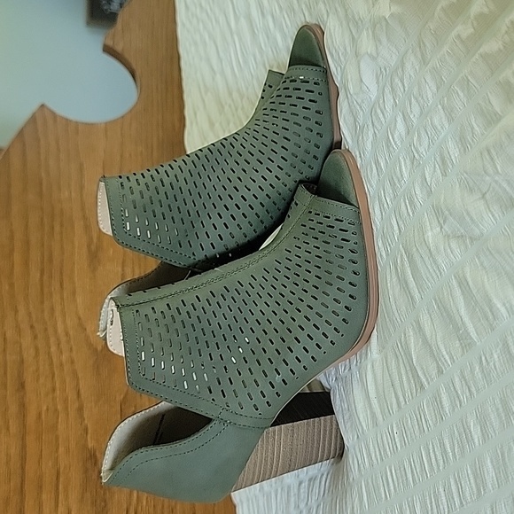 Restricted - Picture 1 of 6